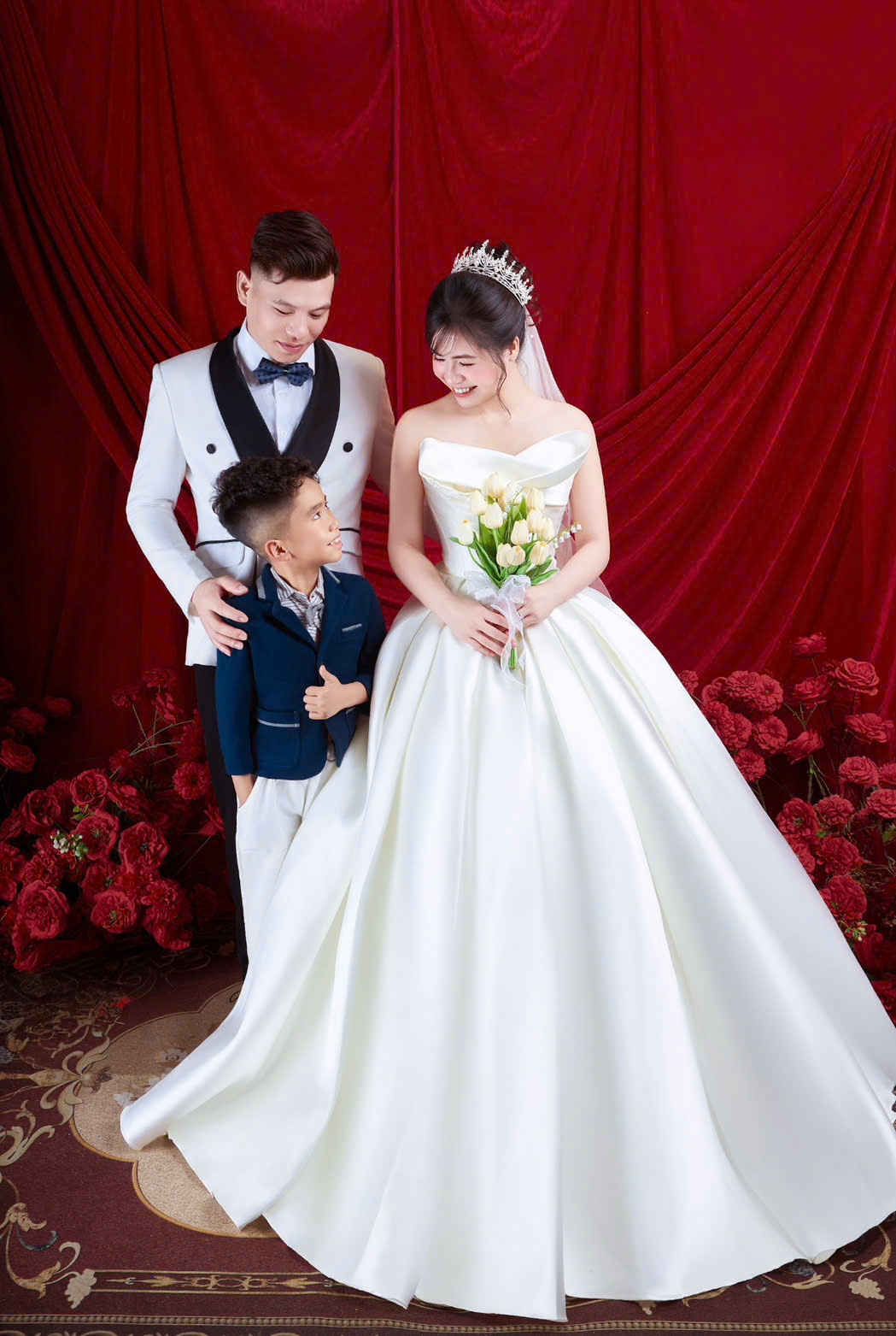 Bé yêu trong buổi tiệc